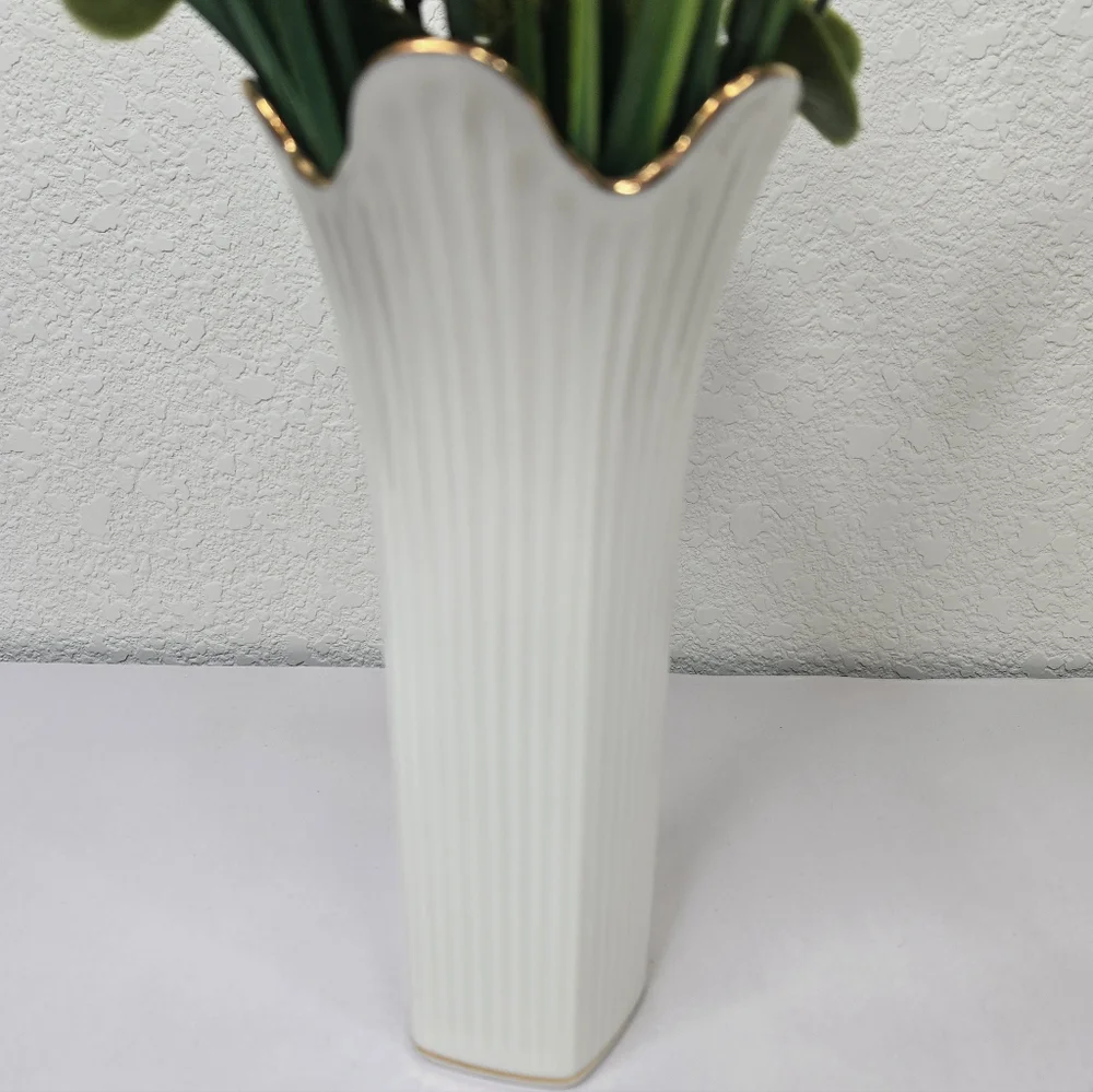 Lenox Meridian Collection Vase Ivory Porcelain 24K Gold Trim Scalloped Rim